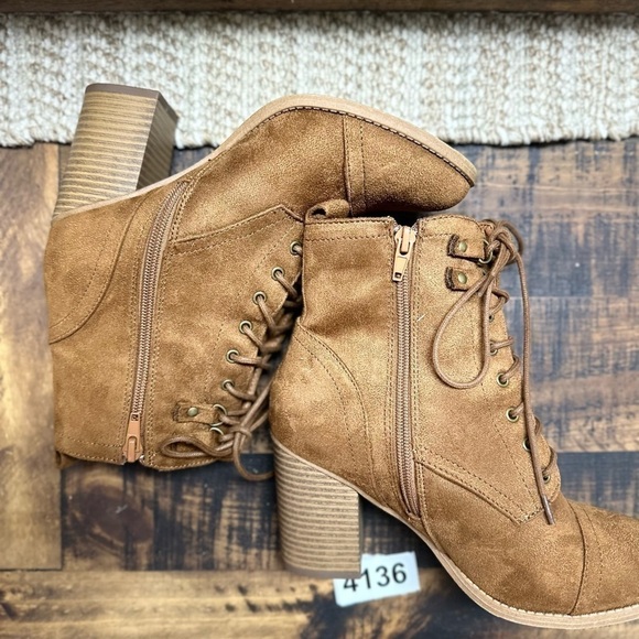 x2B ankle boots brown size 7 3-1/2 heel new zips on side laces front. - Picture 6 of 6